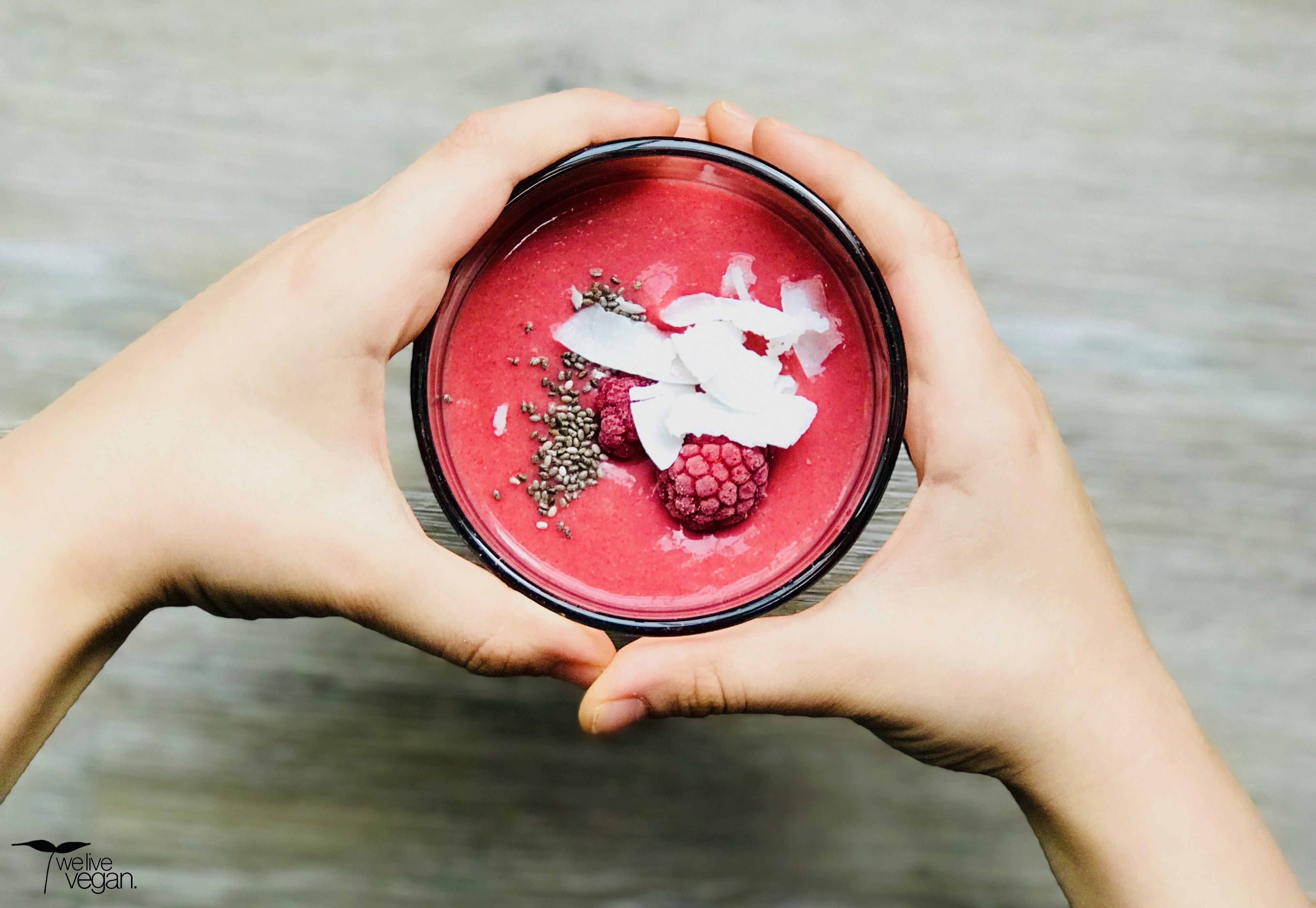 mãe sorridente e filho pequeno fazem smoothie de frutas saudável no  liquidificador na cozinha de casa. feliz mãe e filho preparam bebida  nutritiva ou suco. comer vitamina e vegetariano. ilustração vetorial.  13353259